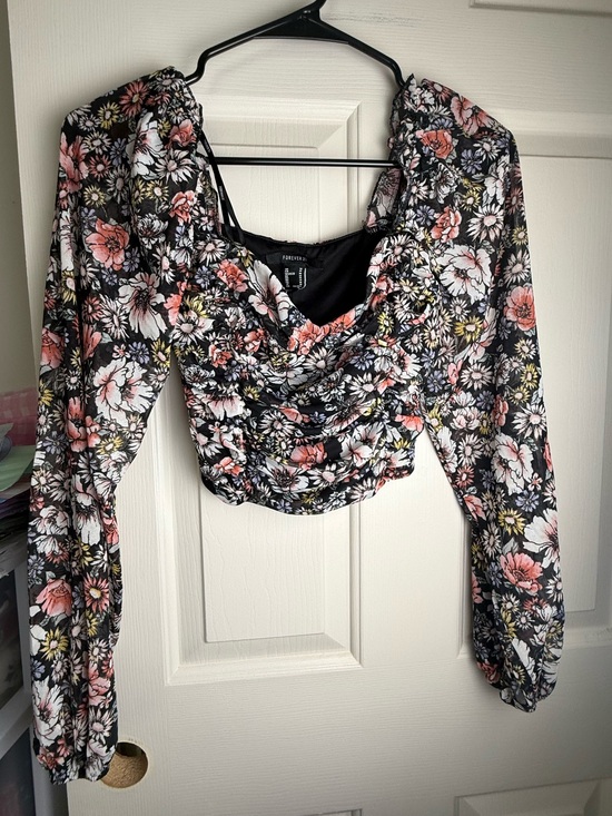 Forever 21 Tops - Medium Forever 21 Black Floral Ruched Long-Sleeve Crop Top